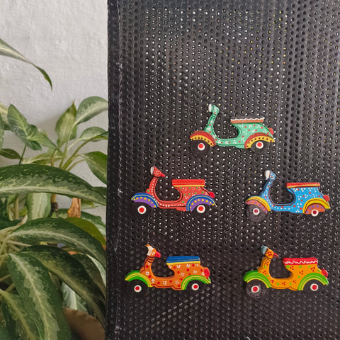 Handpainted India Folk Magnet: Scooter